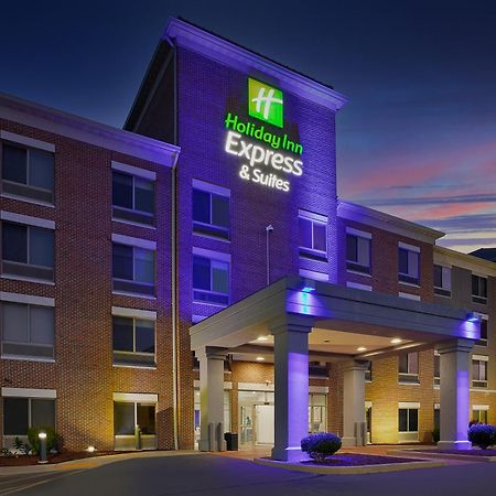 Holiday Inn Express & Suites Milwaukee Nw - Park Place By Ihg Екстериор снимка