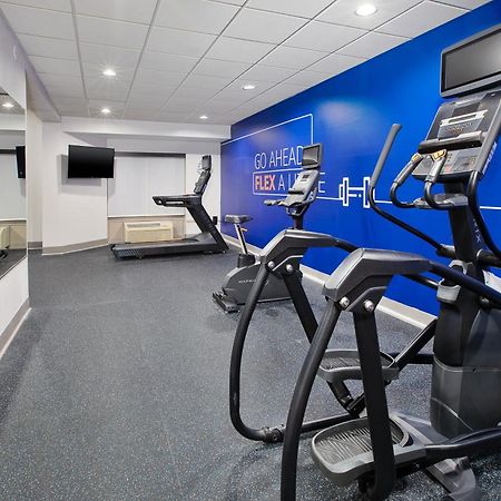 Holiday Inn Express & Suites Milwaukee Nw - Park Place By Ihg Екстериор снимка
