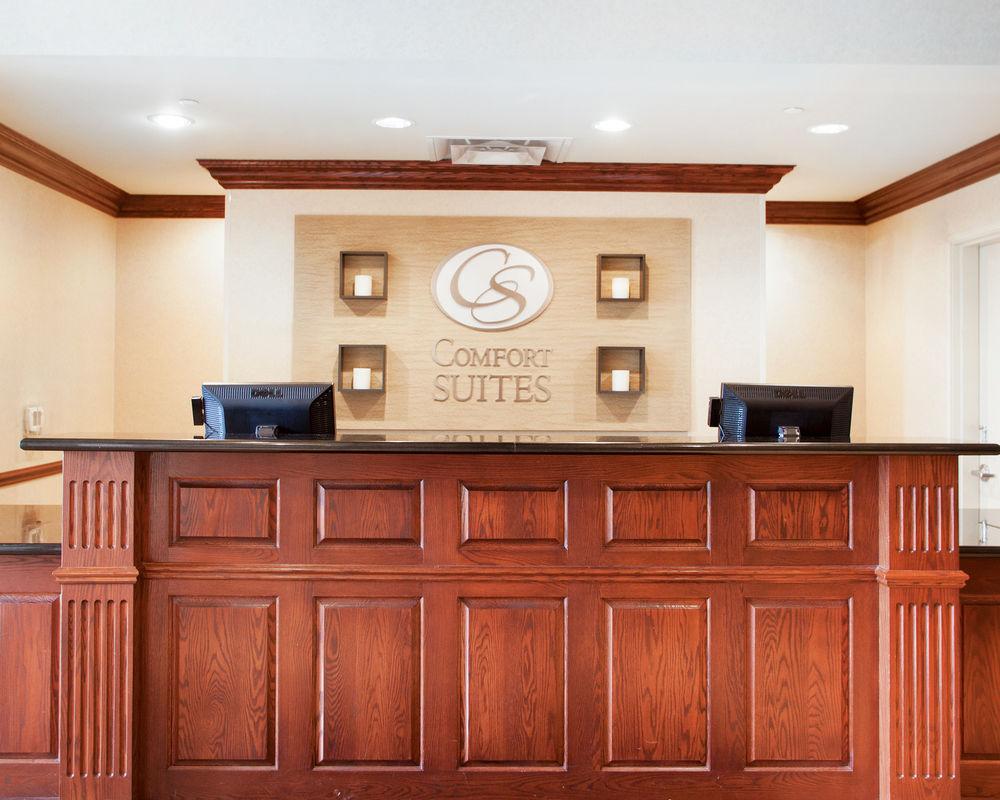 Holiday Inn Express & Suites Milwaukee Nw - Park Place By Ihg Екстериор снимка