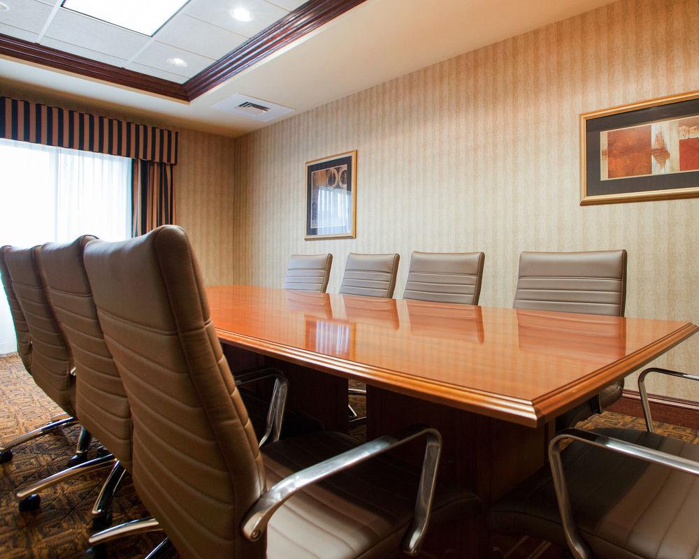 Holiday Inn Express & Suites Milwaukee Nw - Park Place By Ihg Екстериор снимка