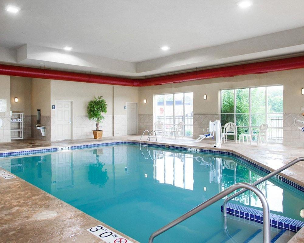 Holiday Inn Express & Suites Milwaukee Nw - Park Place By Ihg Екстериор снимка