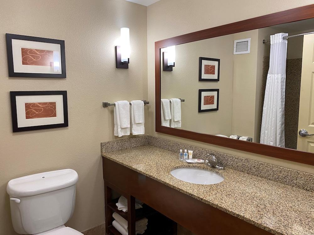 Holiday Inn Express & Suites Milwaukee Nw - Park Place By Ihg Екстериор снимка