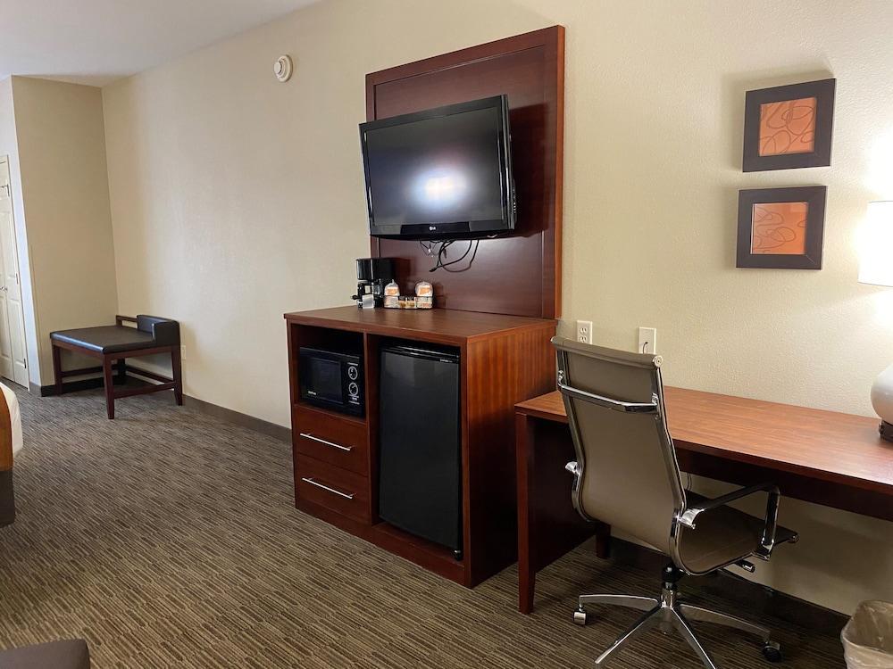 Holiday Inn Express & Suites Milwaukee Nw - Park Place By Ihg Екстериор снимка