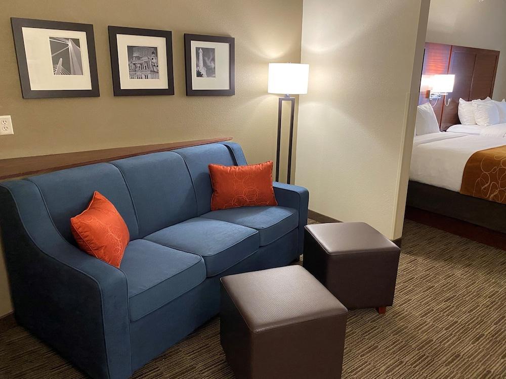 Holiday Inn Express & Suites Milwaukee Nw - Park Place By Ihg Екстериор снимка
