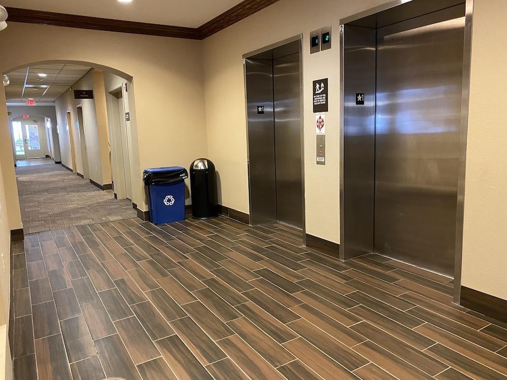 Holiday Inn Express & Suites Milwaukee Nw - Park Place By Ihg Екстериор снимка