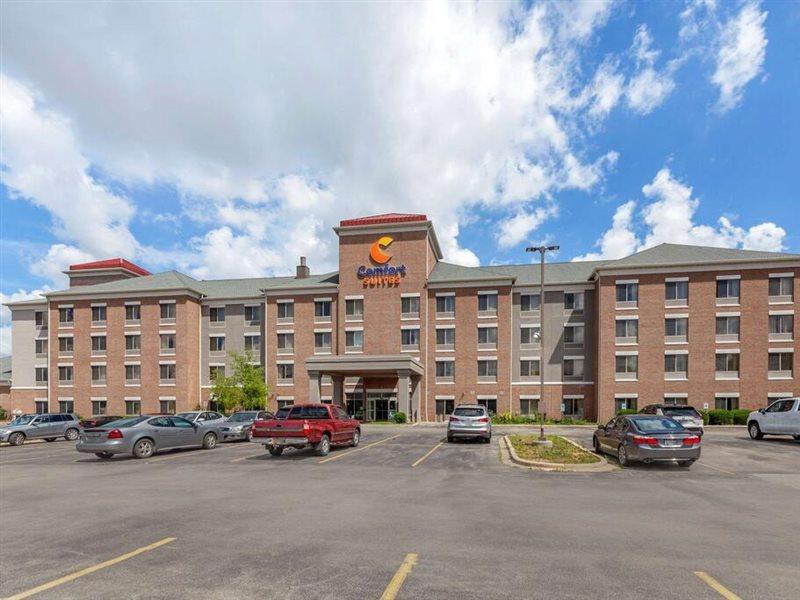 Holiday Inn Express & Suites Milwaukee Nw - Park Place By Ihg Екстериор снимка