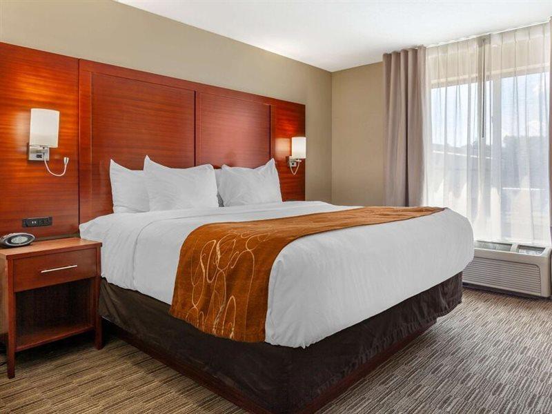Holiday Inn Express & Suites Milwaukee Nw - Park Place By Ihg Екстериор снимка
