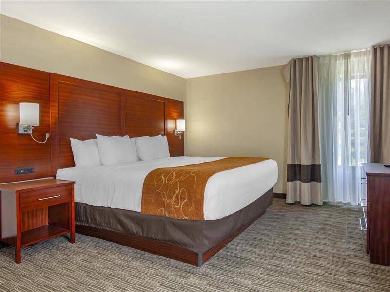 Holiday Inn Express & Suites Milwaukee Nw - Park Place By Ihg Екстериор снимка