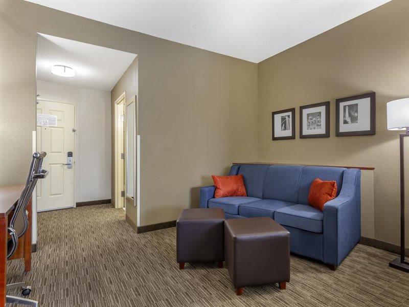 Holiday Inn Express & Suites Milwaukee Nw - Park Place By Ihg Екстериор снимка