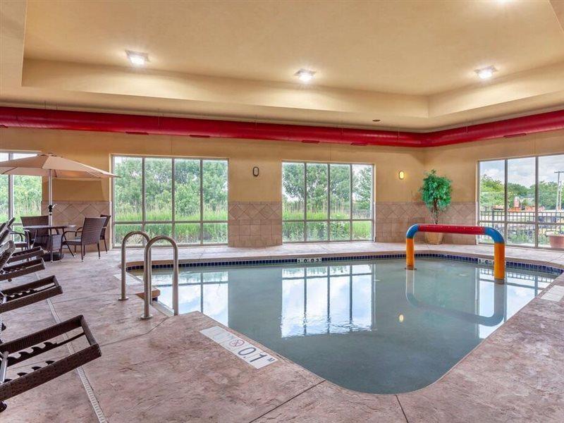 Holiday Inn Express & Suites Milwaukee Nw - Park Place By Ihg Екстериор снимка