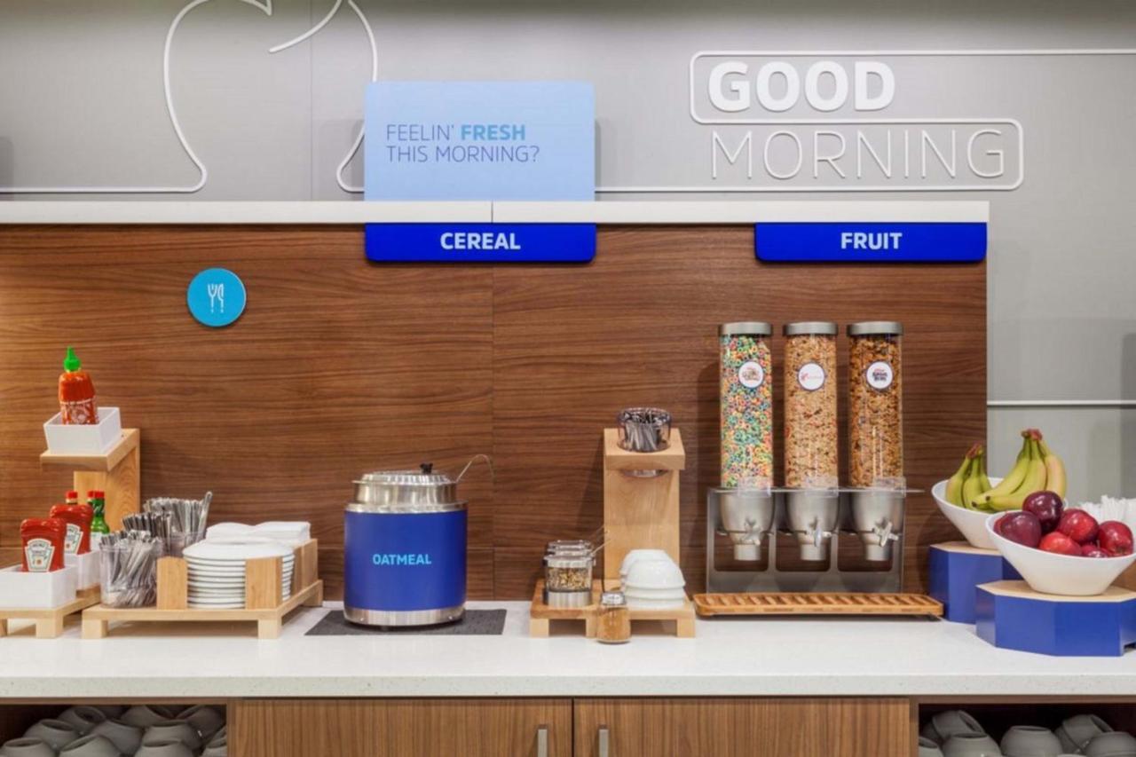 Holiday Inn Express & Suites Milwaukee Nw - Park Place By Ihg Екстериор снимка