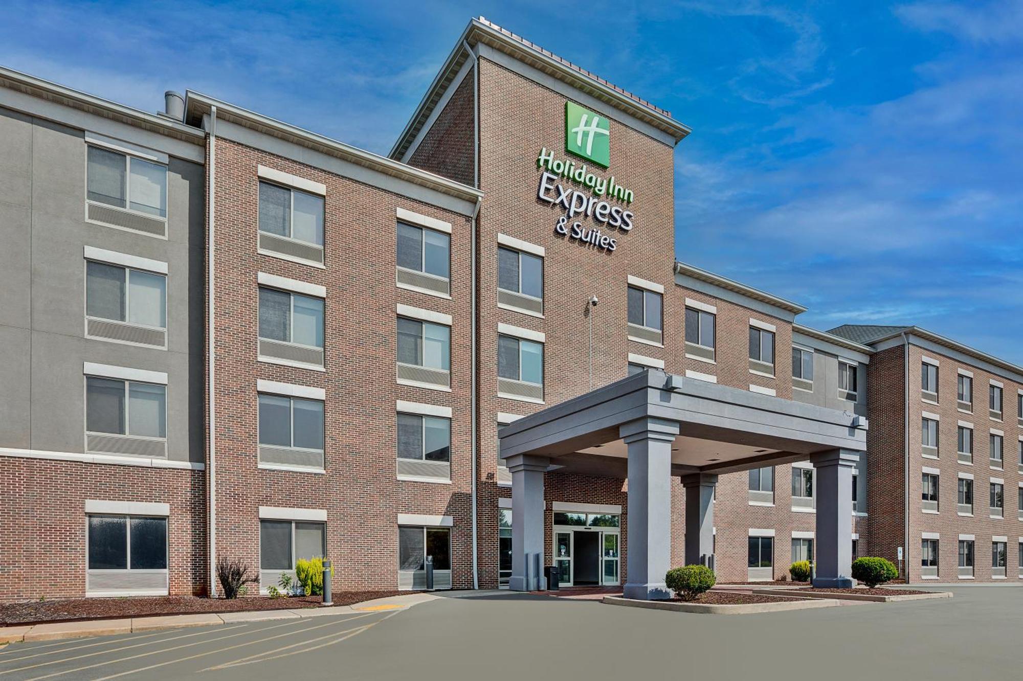 Holiday Inn Express & Suites Milwaukee Nw - Park Place By Ihg Екстериор снимка
