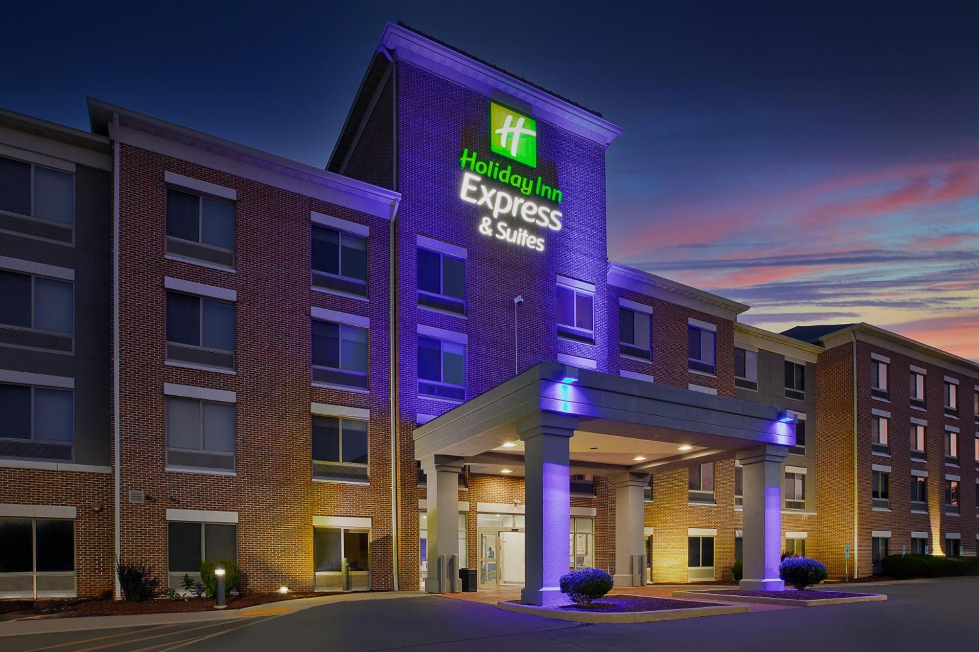 Holiday Inn Express & Suites Milwaukee Nw - Park Place By Ihg Екстериор снимка