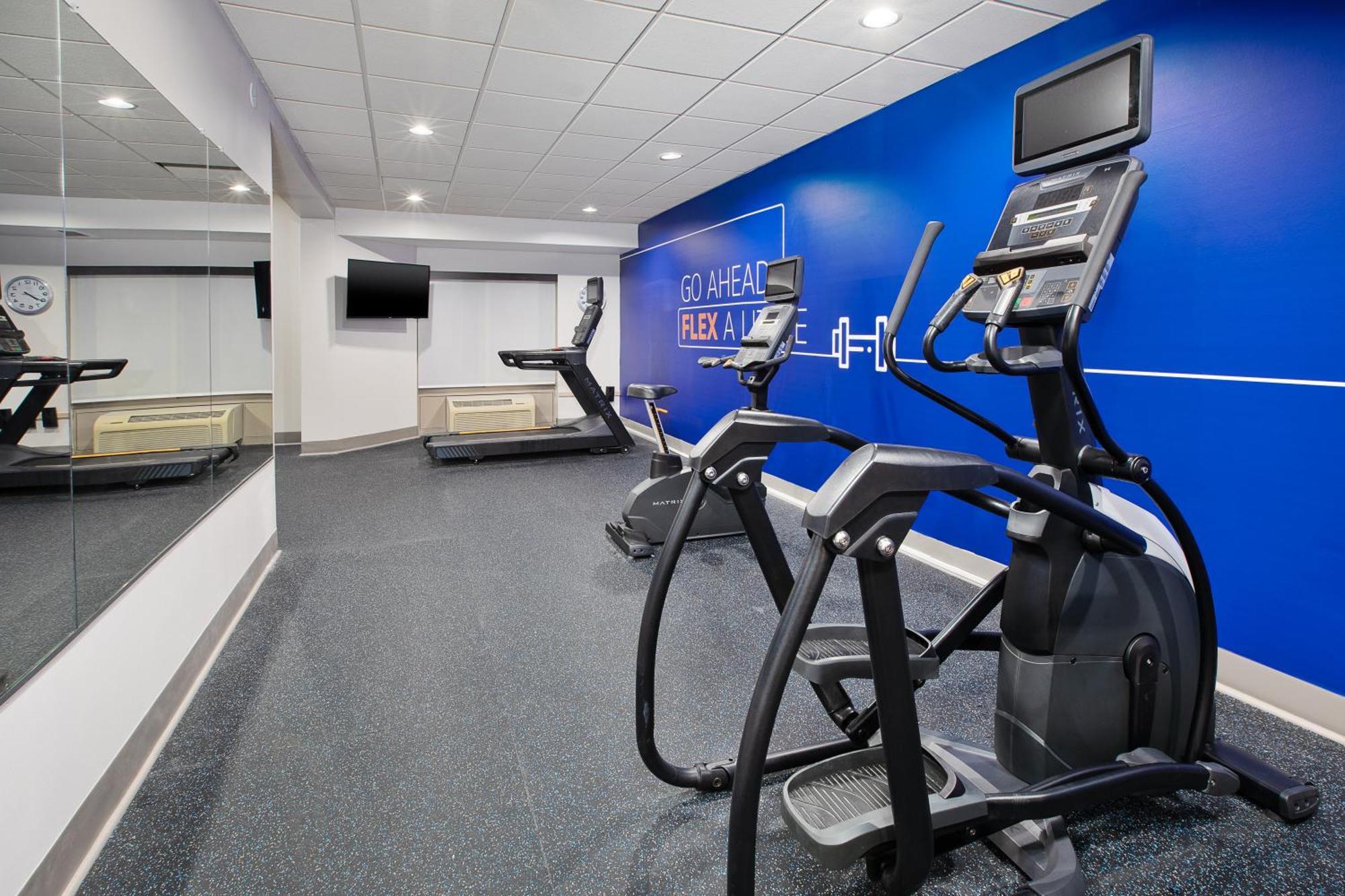 Holiday Inn Express & Suites Milwaukee Nw - Park Place By Ihg Екстериор снимка