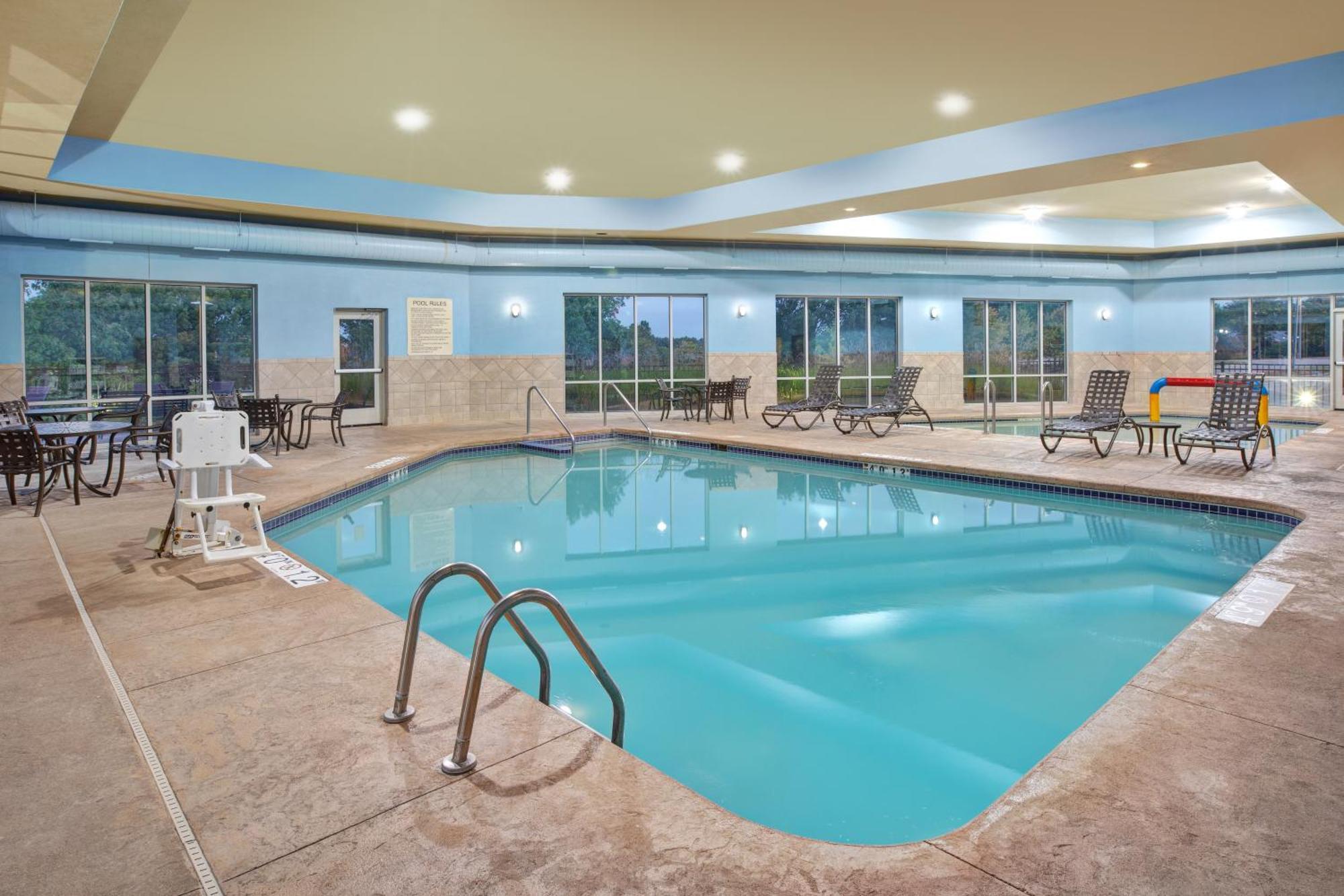 Holiday Inn Express & Suites Milwaukee Nw - Park Place By Ihg Екстериор снимка