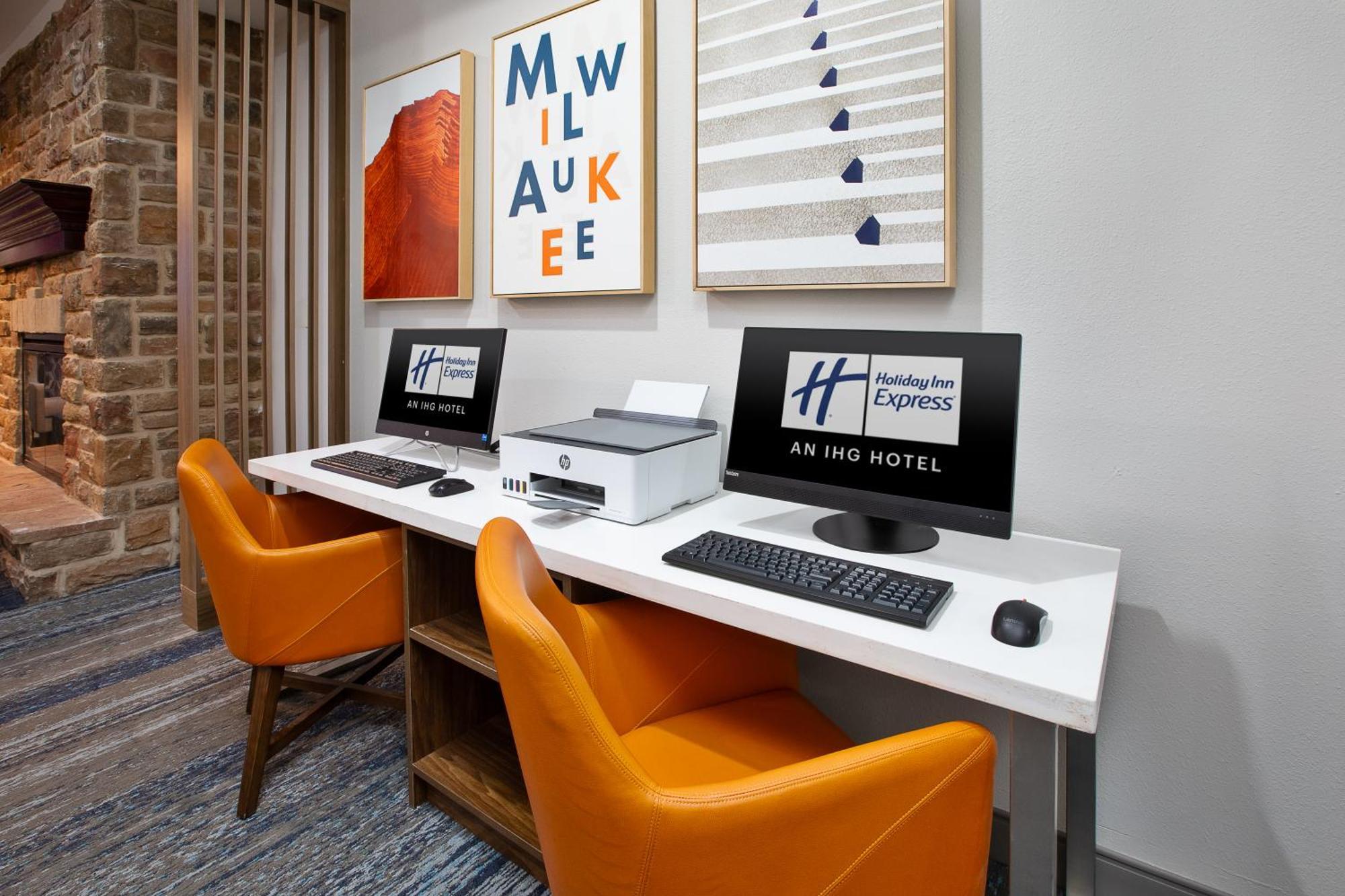 Holiday Inn Express & Suites Milwaukee Nw - Park Place By Ihg Екстериор снимка