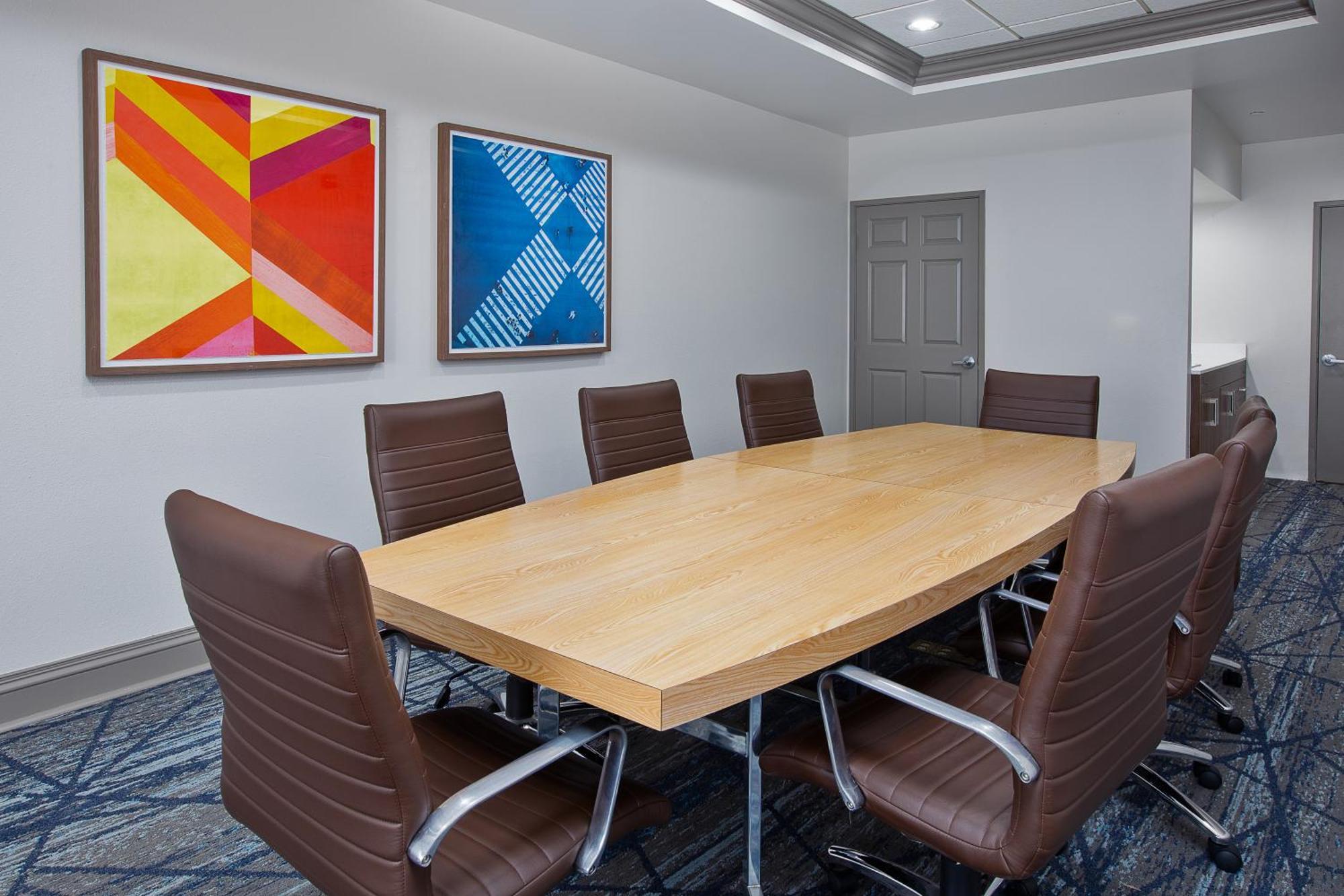 Holiday Inn Express & Suites Milwaukee Nw - Park Place By Ihg Екстериор снимка