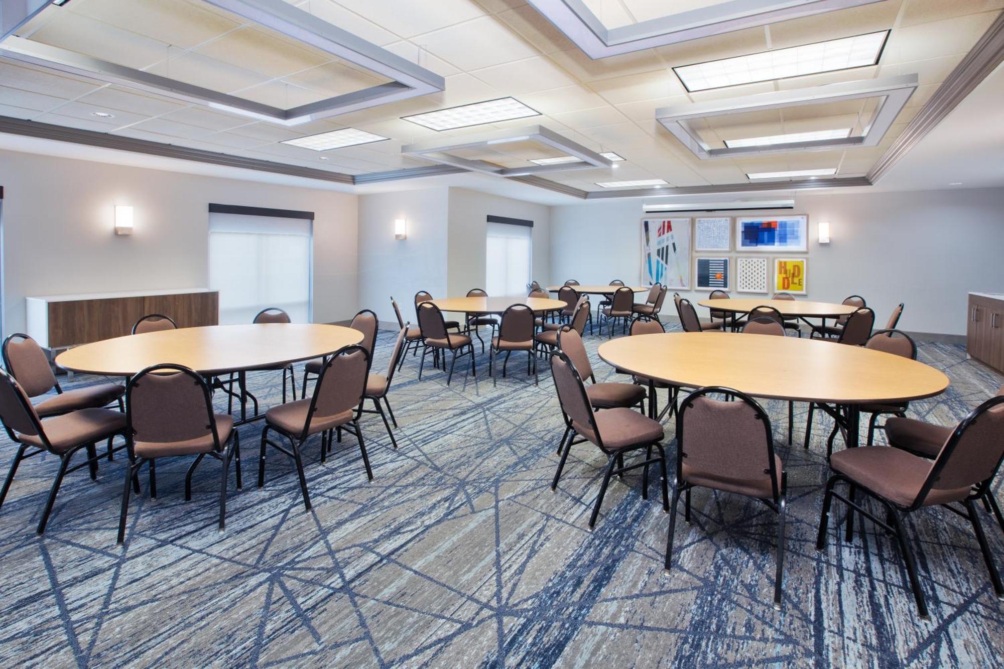 Holiday Inn Express & Suites Milwaukee Nw - Park Place By Ihg Екстериор снимка