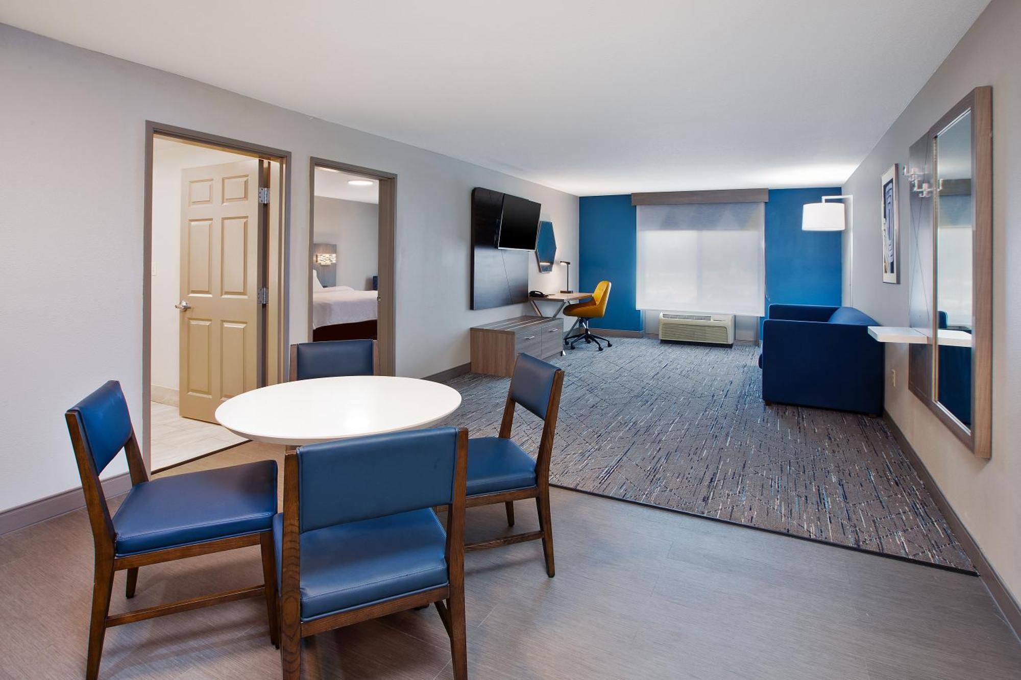 Holiday Inn Express & Suites Milwaukee Nw - Park Place By Ihg Екстериор снимка