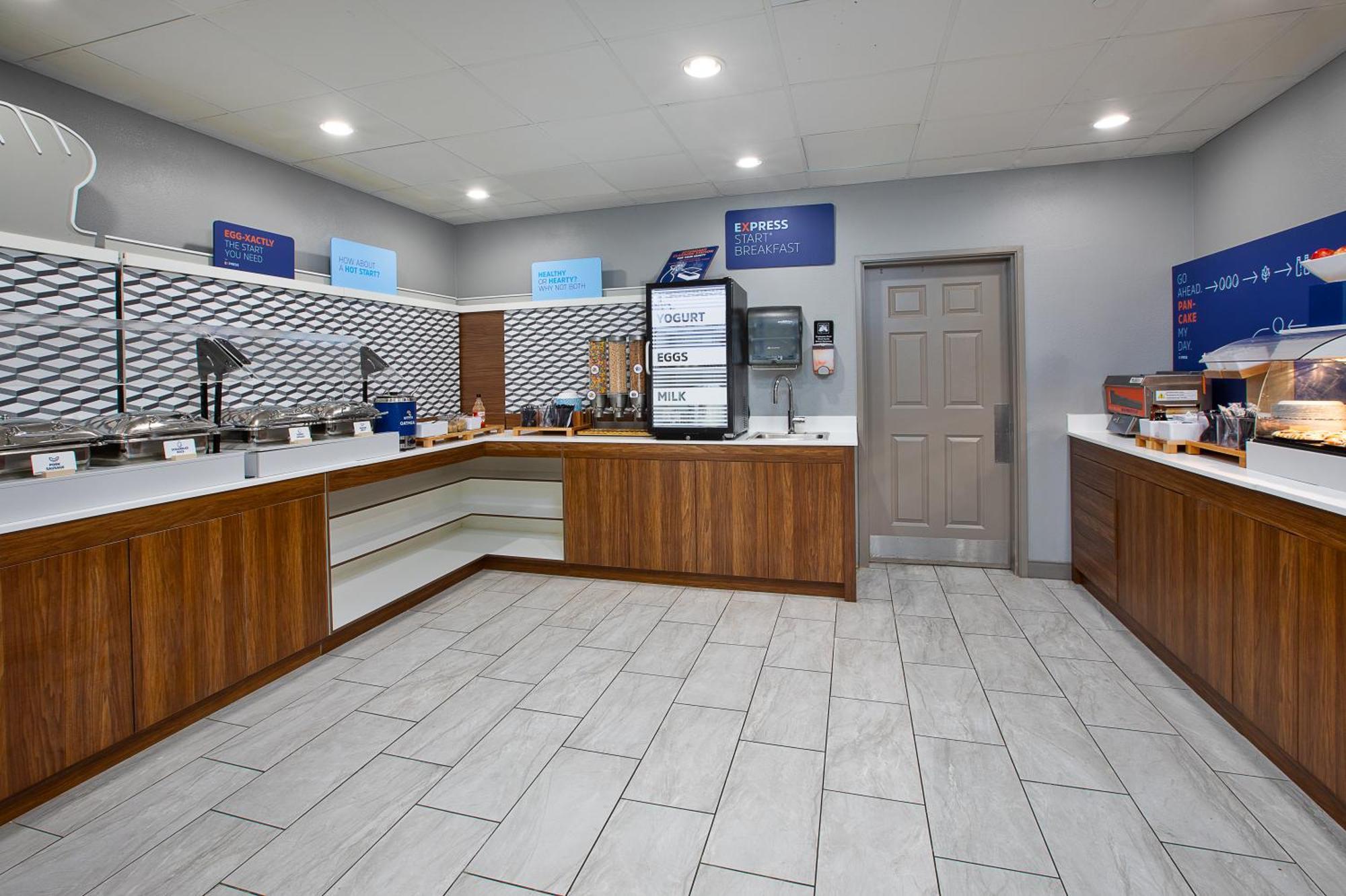 Holiday Inn Express & Suites Milwaukee Nw - Park Place By Ihg Екстериор снимка