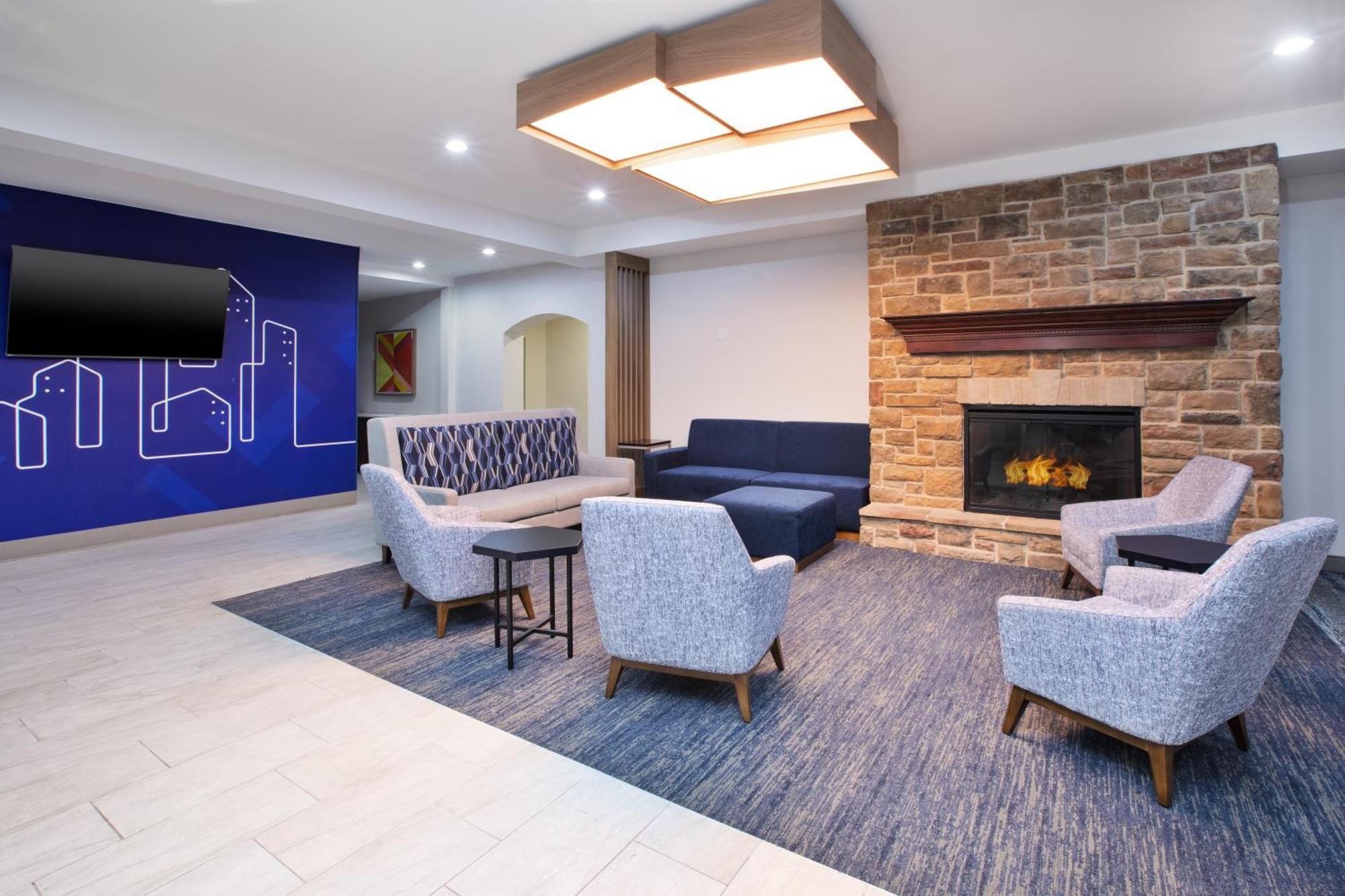 Holiday Inn Express & Suites Milwaukee Nw - Park Place By Ihg Екстериор снимка