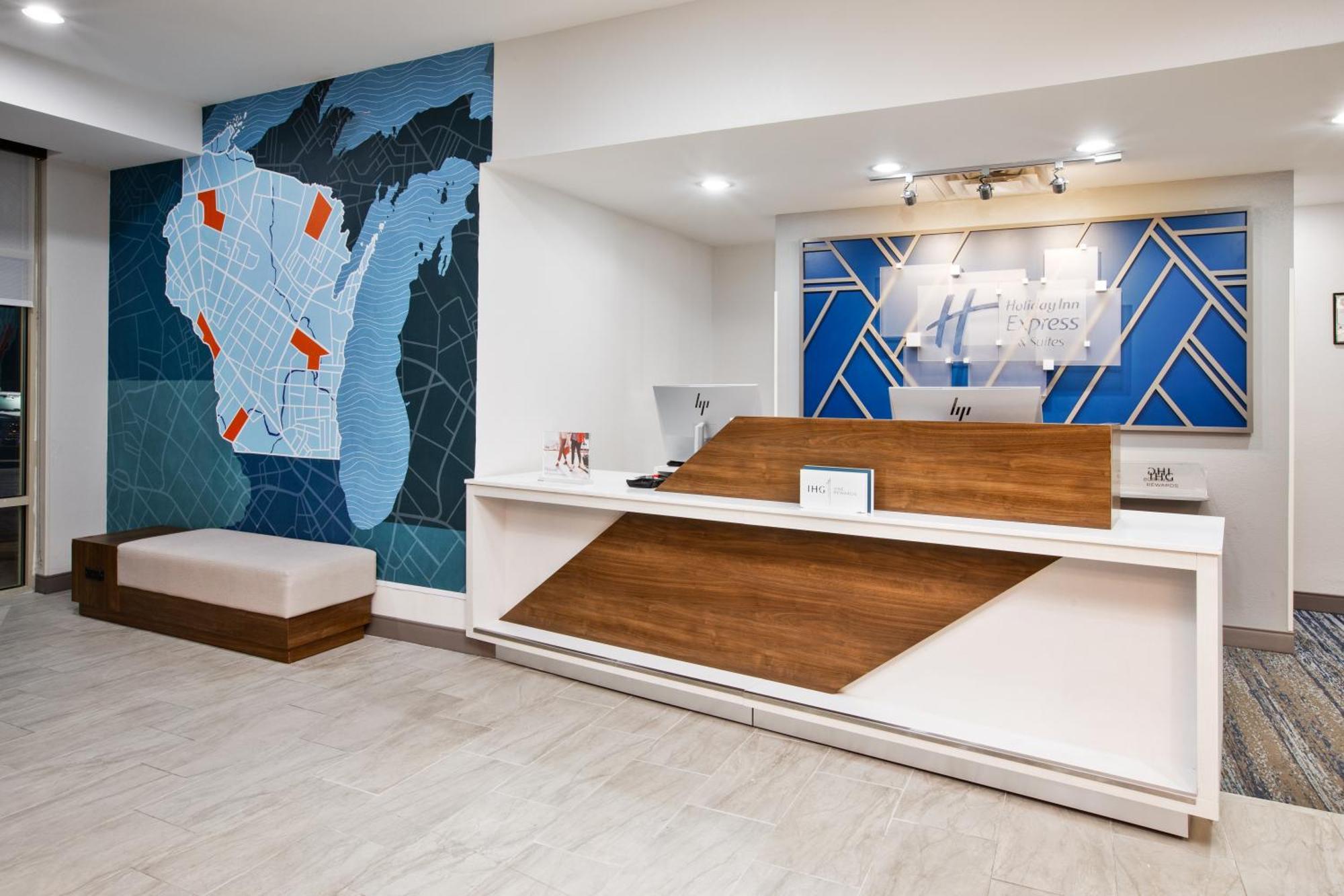 Holiday Inn Express & Suites Milwaukee Nw - Park Place By Ihg Екстериор снимка