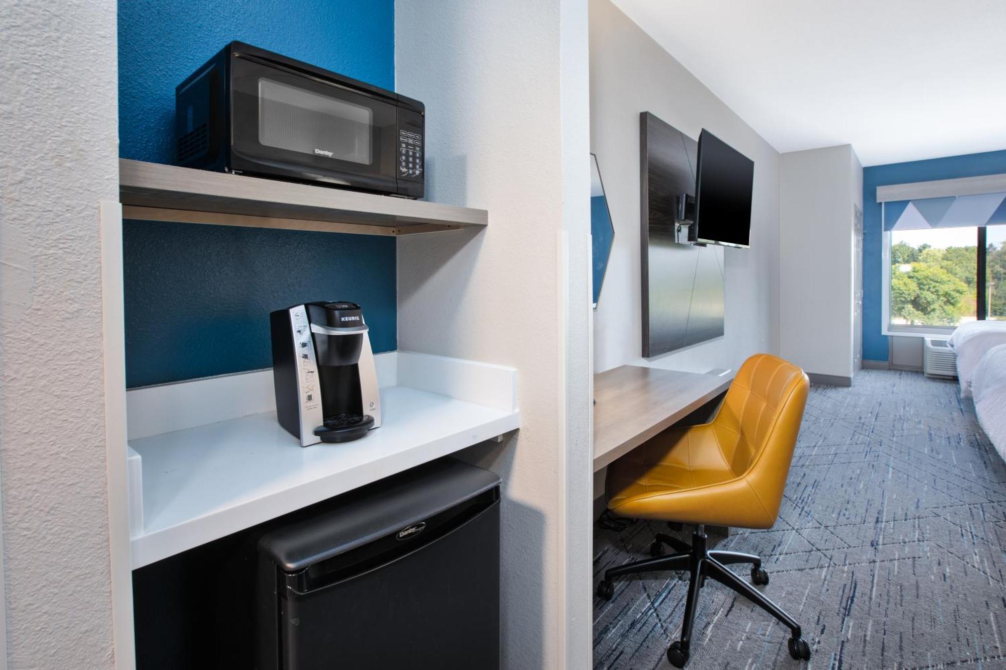 Holiday Inn Express & Suites Milwaukee Nw - Park Place By Ihg Екстериор снимка