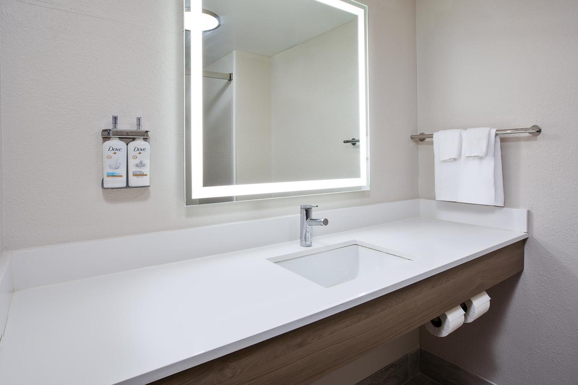 Holiday Inn Express & Suites Milwaukee Nw - Park Place By Ihg Екстериор снимка