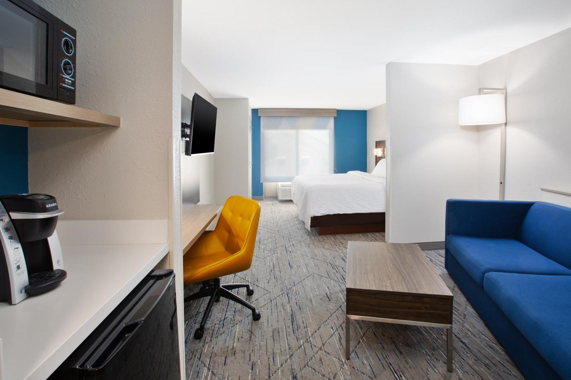Holiday Inn Express & Suites Milwaukee Nw - Park Place By Ihg Екстериор снимка