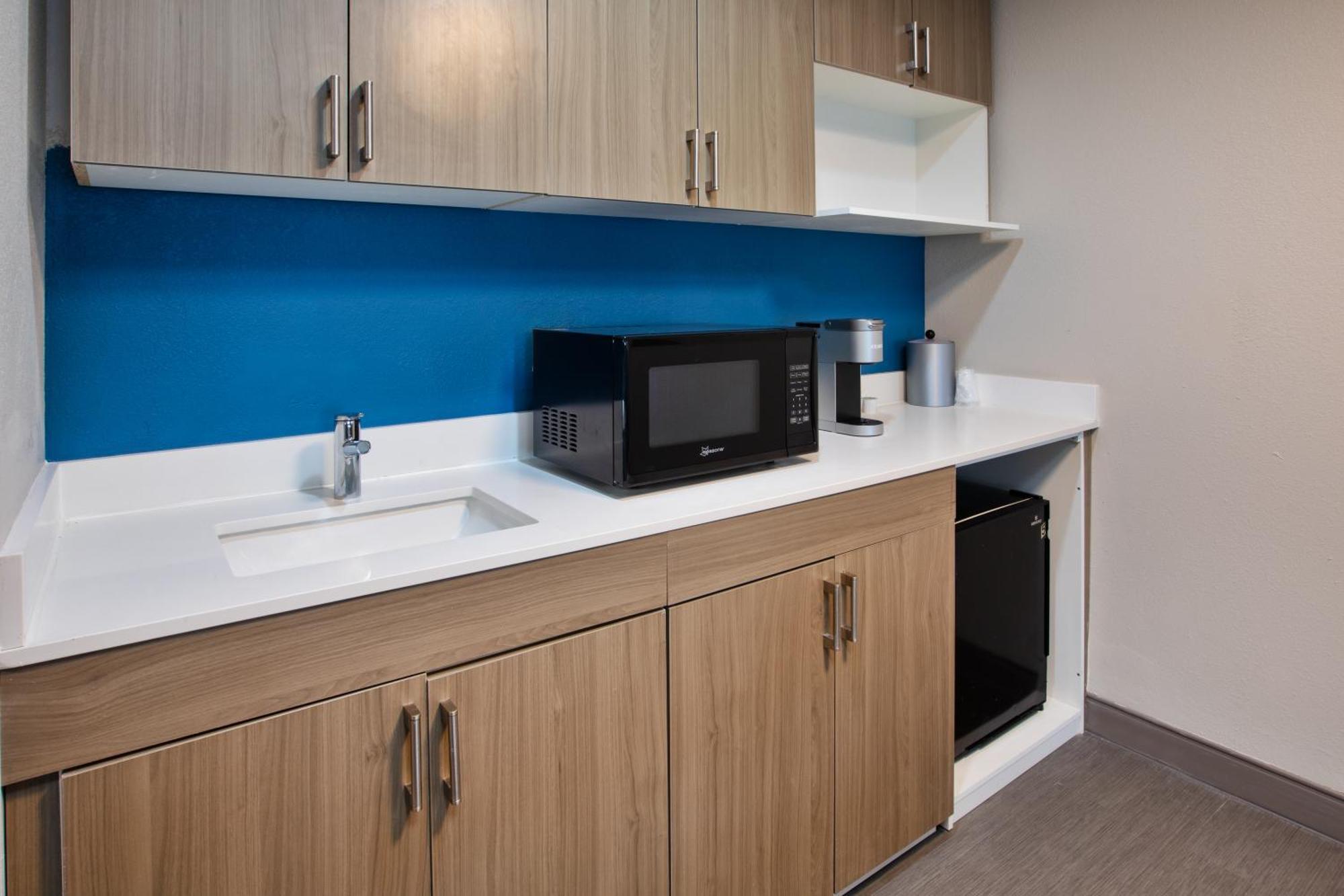 Holiday Inn Express & Suites Milwaukee Nw - Park Place By Ihg Екстериор снимка