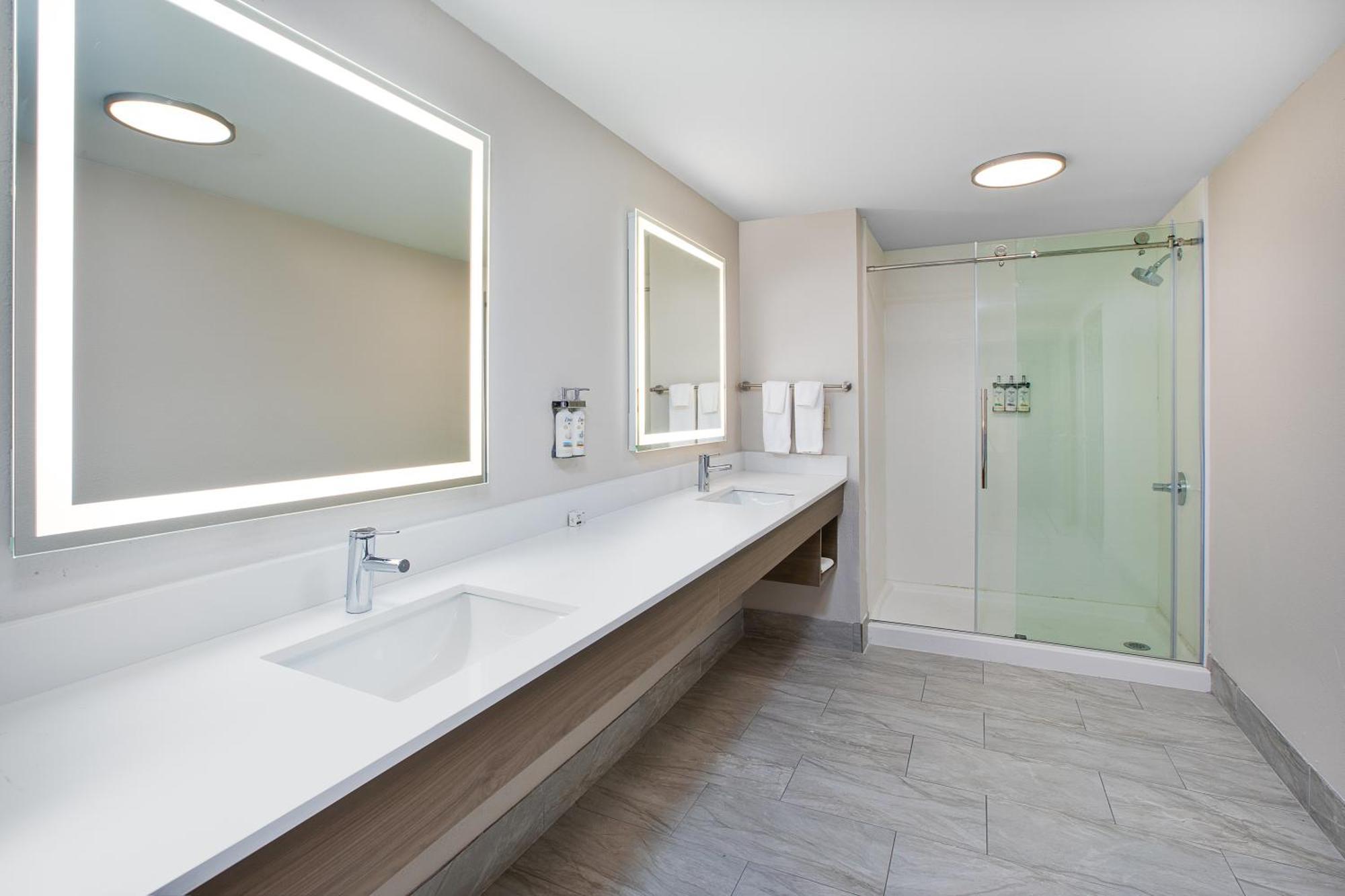 Holiday Inn Express & Suites Milwaukee Nw - Park Place By Ihg Екстериор снимка