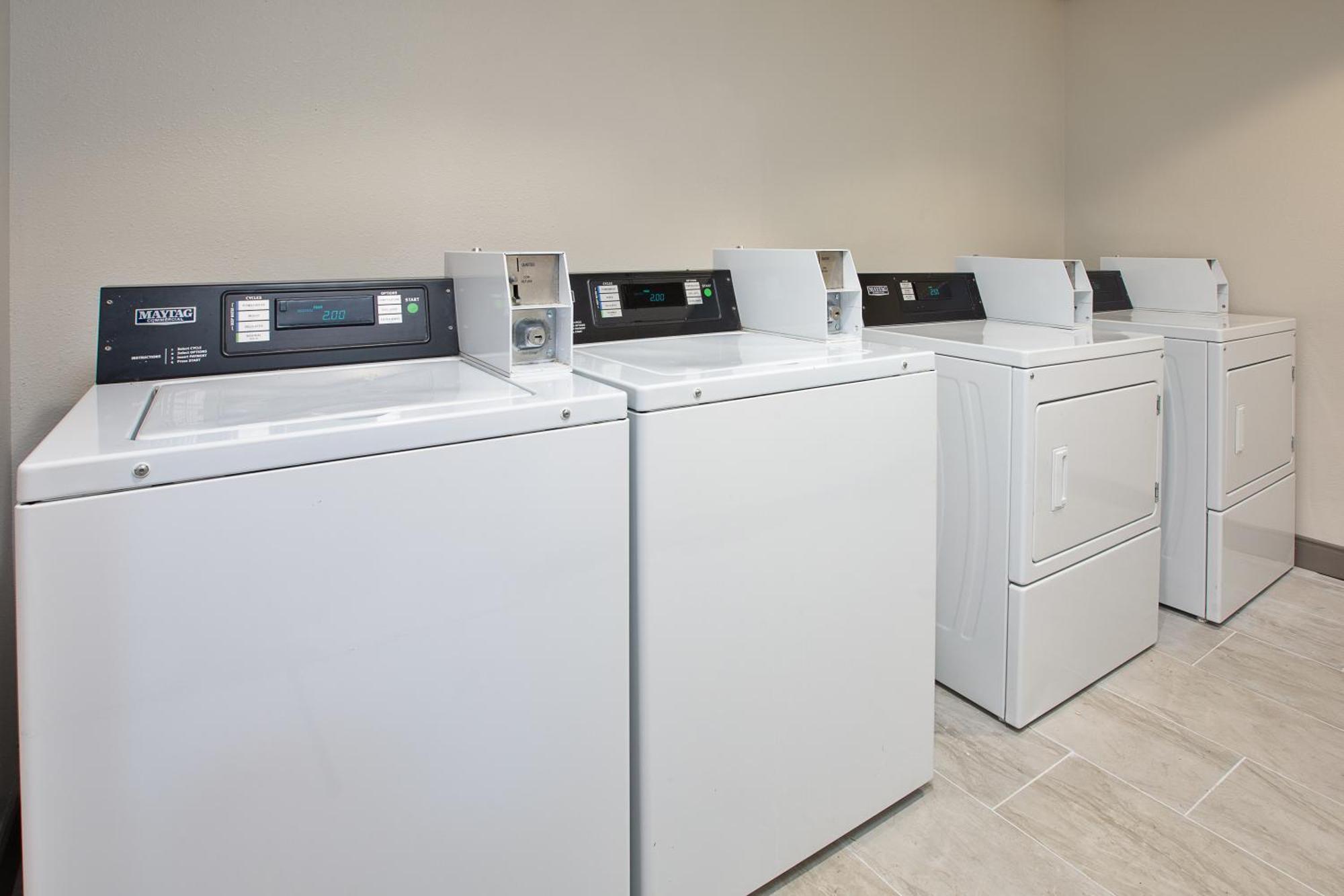 Holiday Inn Express & Suites Milwaukee Nw - Park Place By Ihg Екстериор снимка