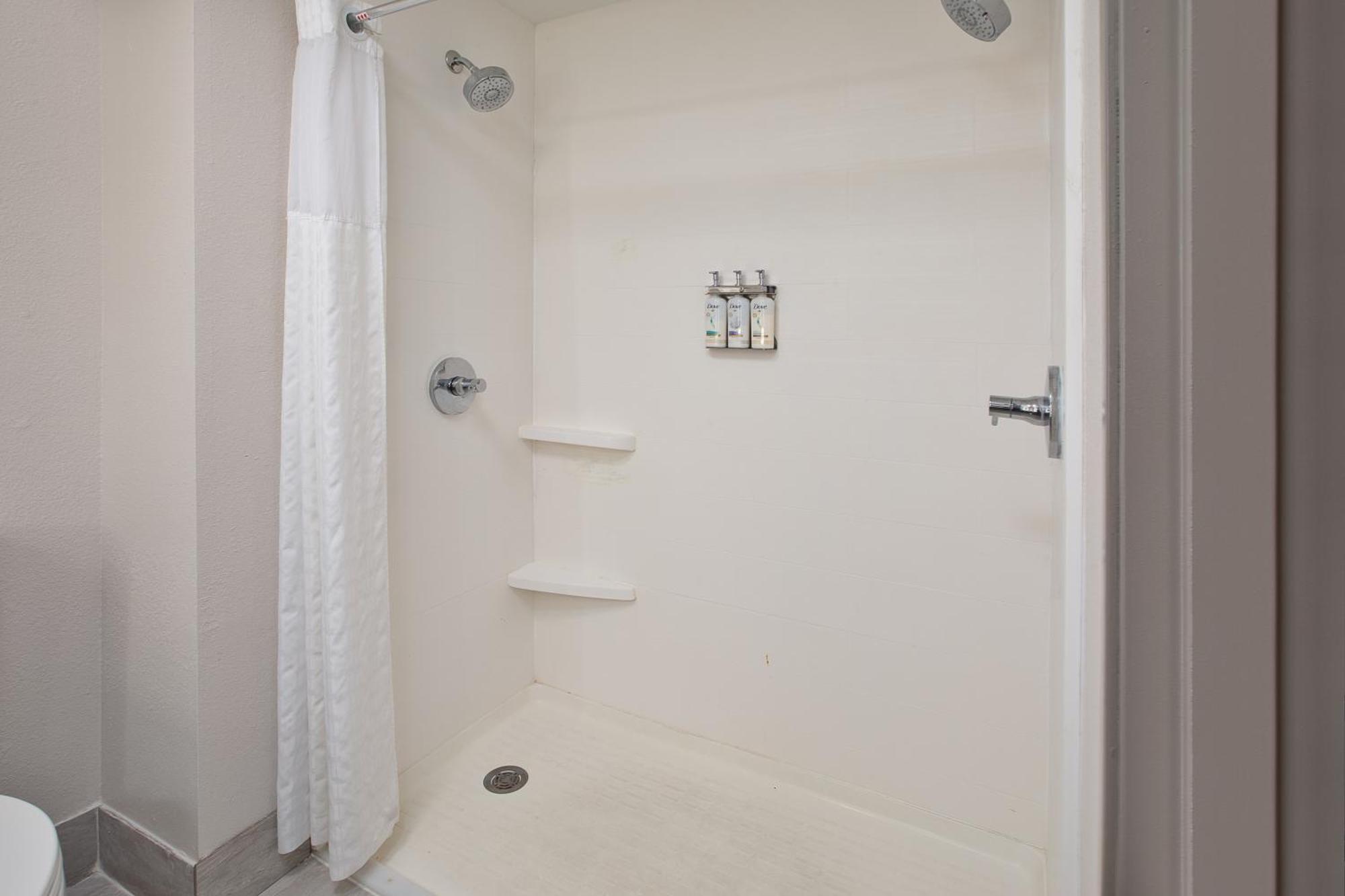 Holiday Inn Express & Suites Milwaukee Nw - Park Place By Ihg Екстериор снимка