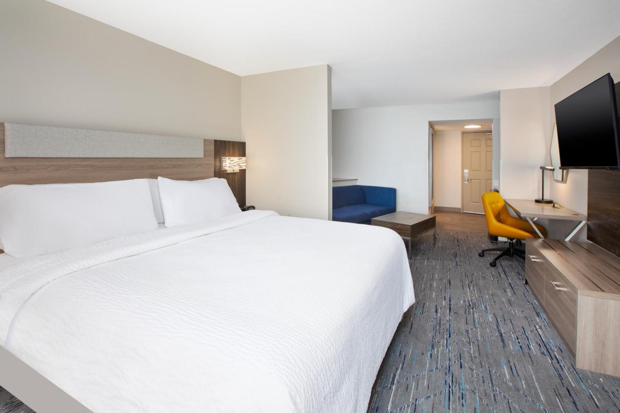 Holiday Inn Express & Suites Milwaukee Nw - Park Place By Ihg Екстериор снимка
