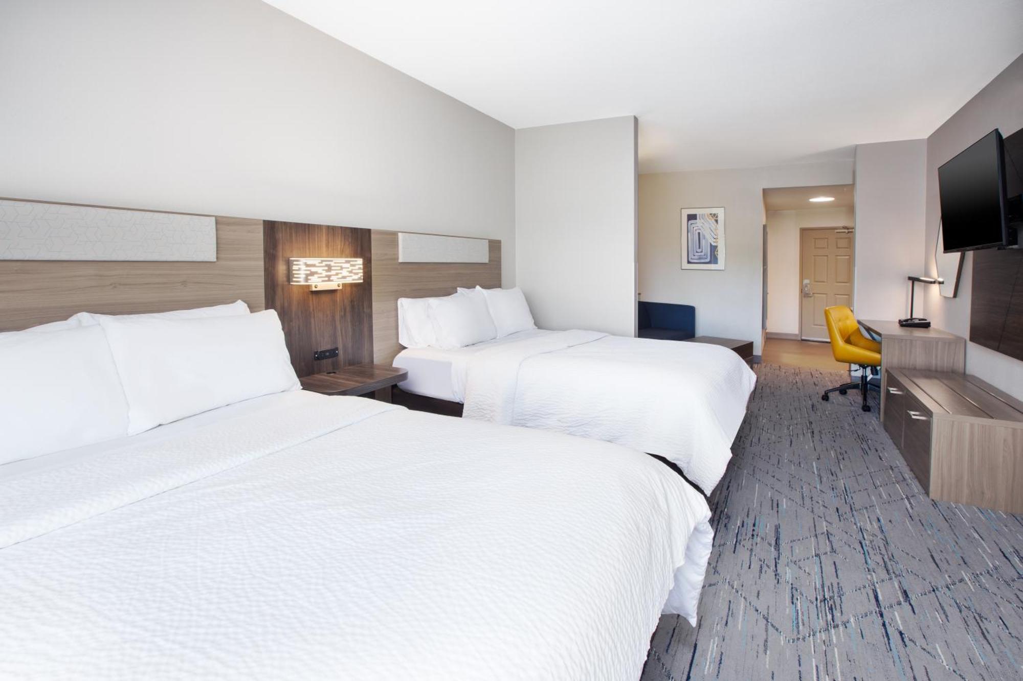 Holiday Inn Express & Suites Milwaukee Nw - Park Place By Ihg Екстериор снимка
