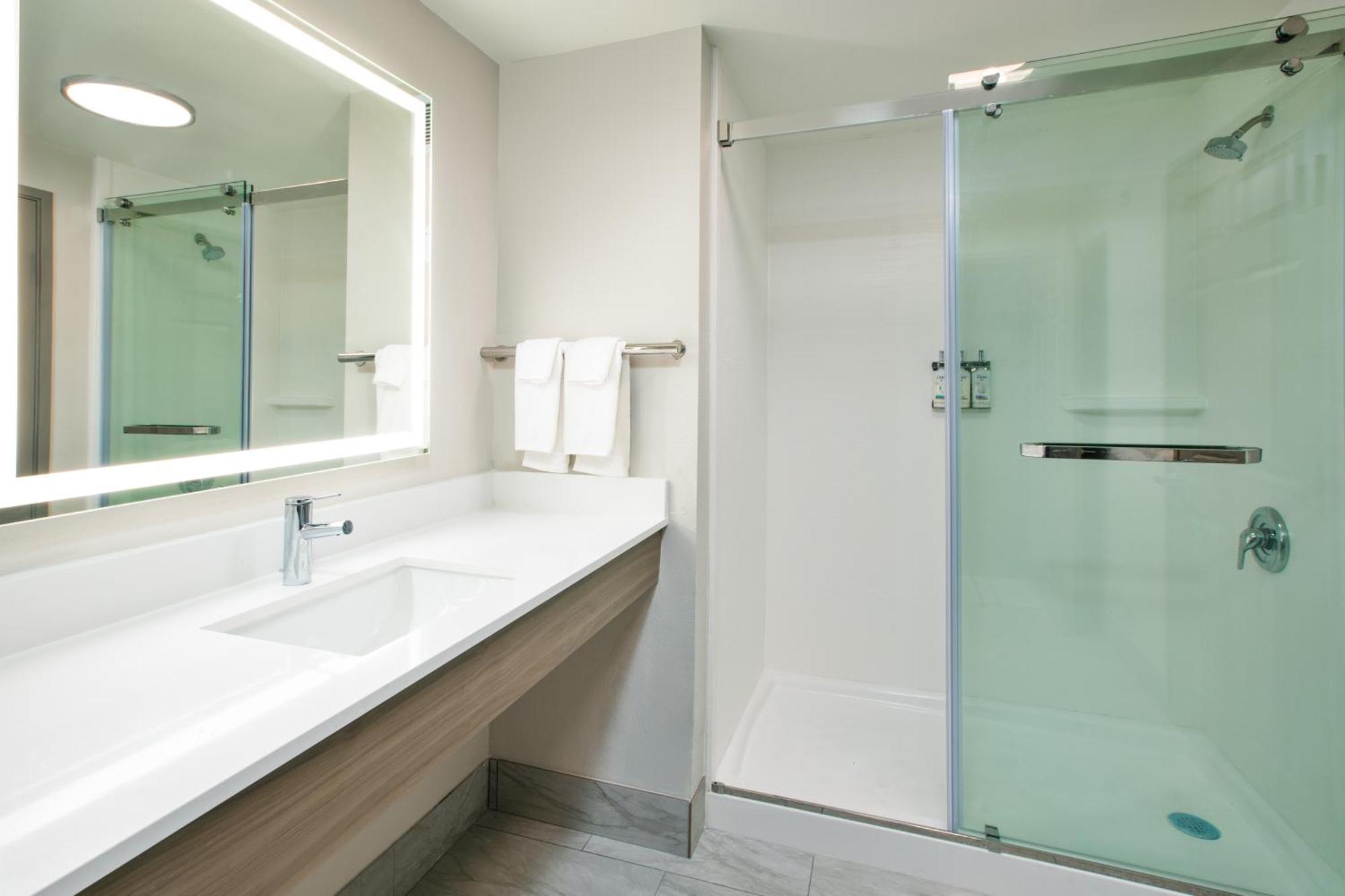 Holiday Inn Express & Suites Milwaukee Nw - Park Place By Ihg Екстериор снимка