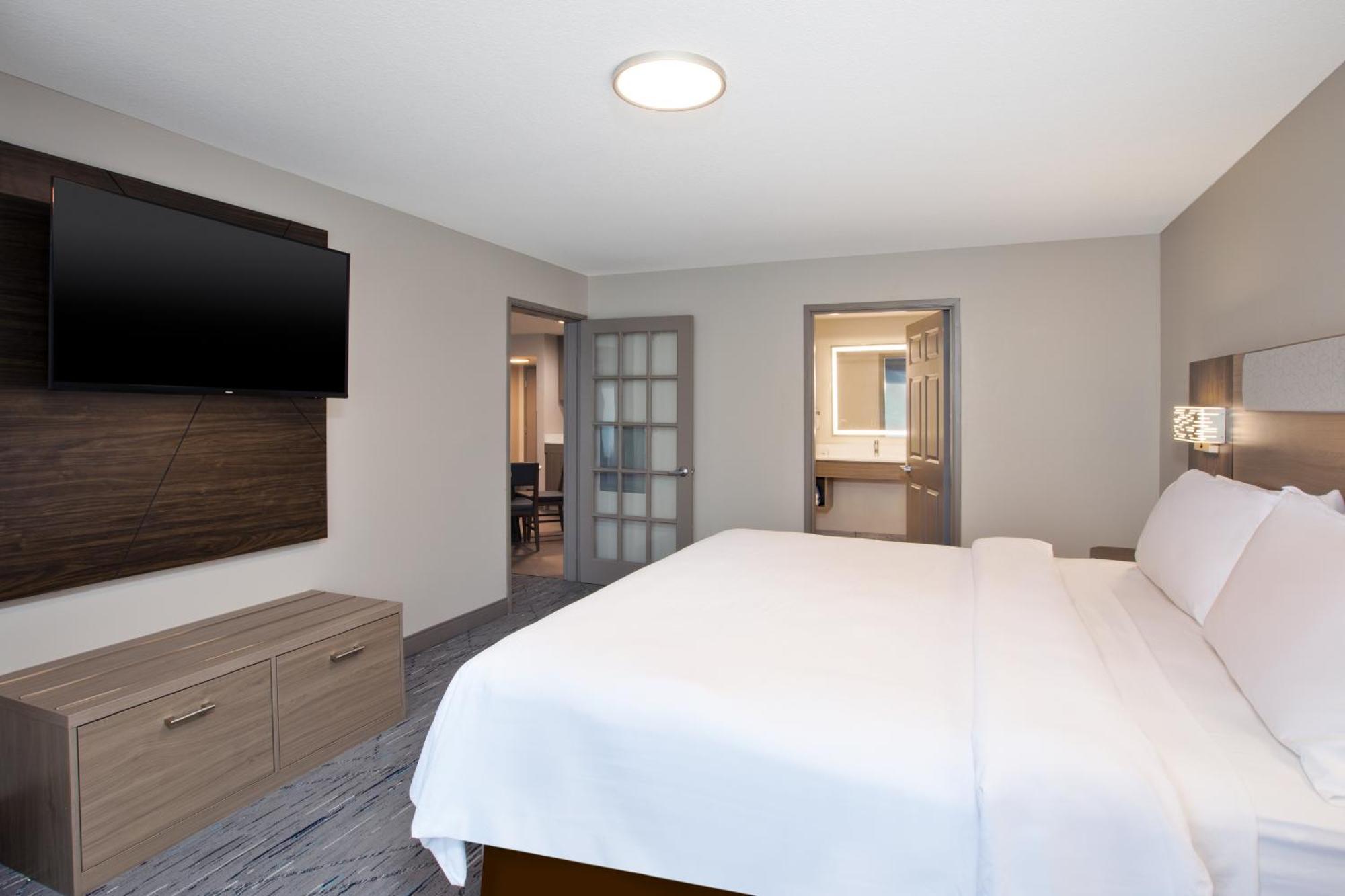 Holiday Inn Express & Suites Milwaukee Nw - Park Place By Ihg Екстериор снимка