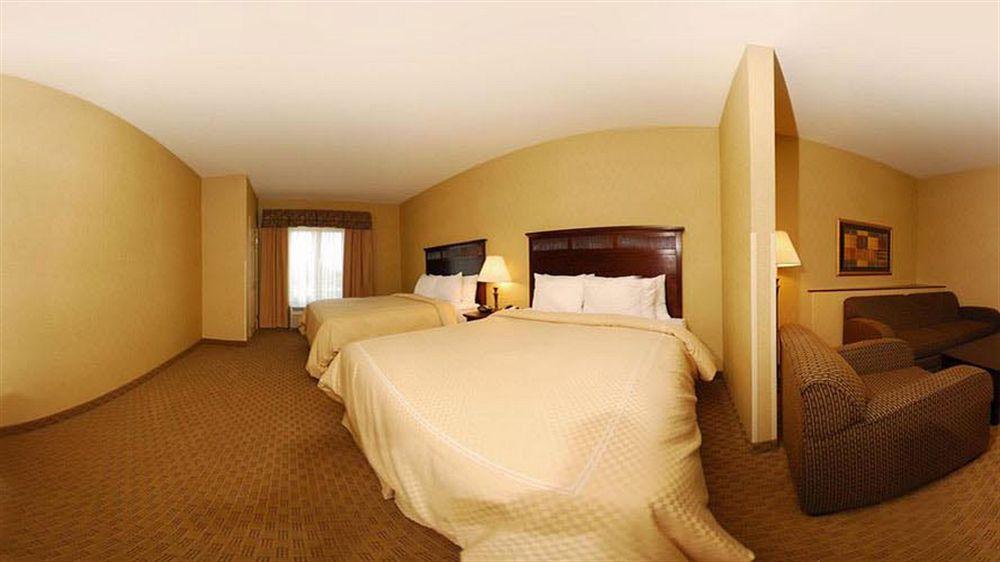Holiday Inn Express & Suites Milwaukee Nw - Park Place By Ihg Екстериор снимка