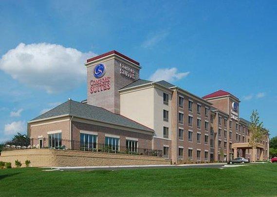 Holiday Inn Express & Suites Milwaukee Nw - Park Place By Ihg Екстериор снимка