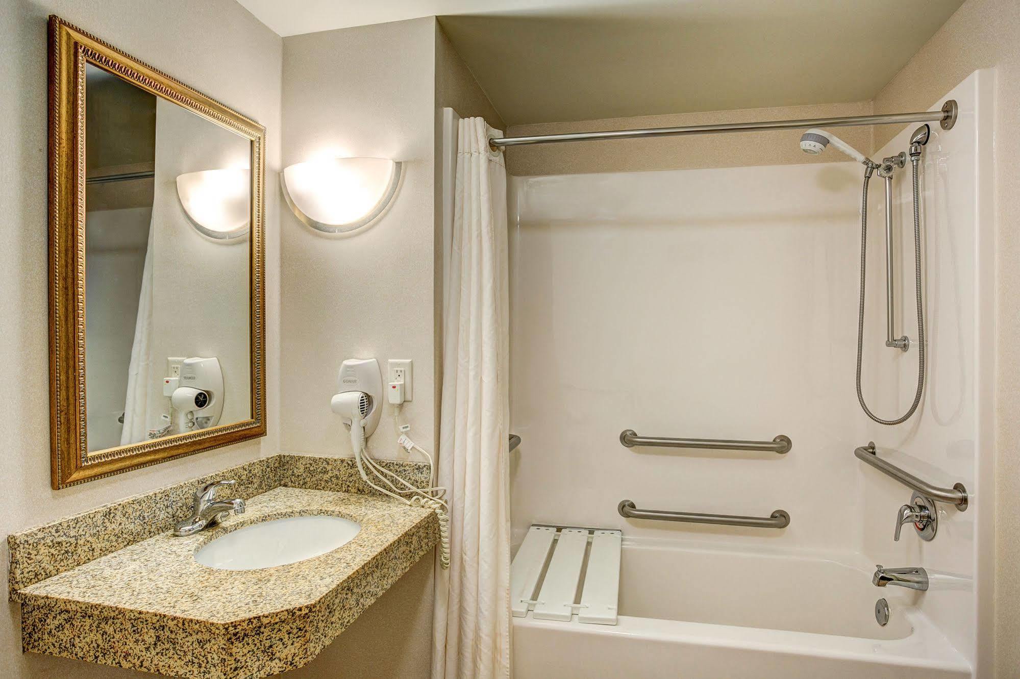 Holiday Inn Express & Suites Milwaukee Nw - Park Place By Ihg Екстериор снимка