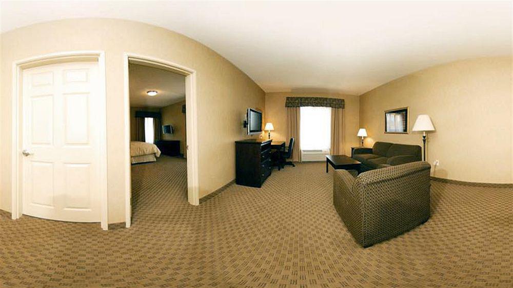 Holiday Inn Express & Suites Milwaukee Nw - Park Place By Ihg Екстериор снимка