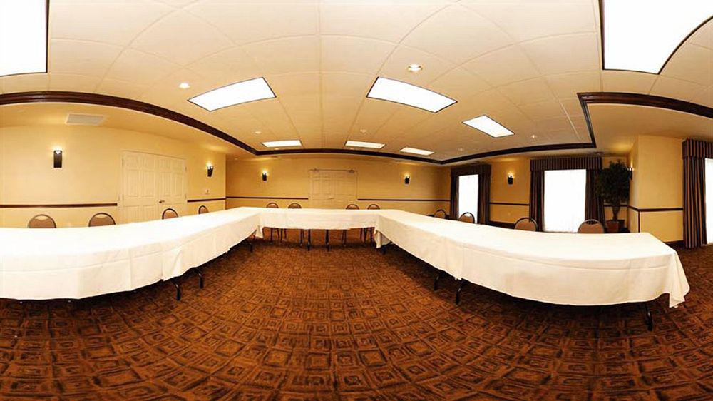 Holiday Inn Express & Suites Milwaukee Nw - Park Place By Ihg Екстериор снимка