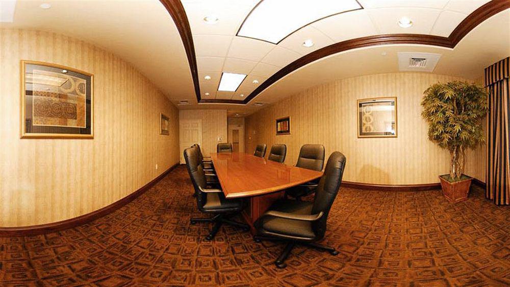 Holiday Inn Express & Suites Milwaukee Nw - Park Place By Ihg Екстериор снимка